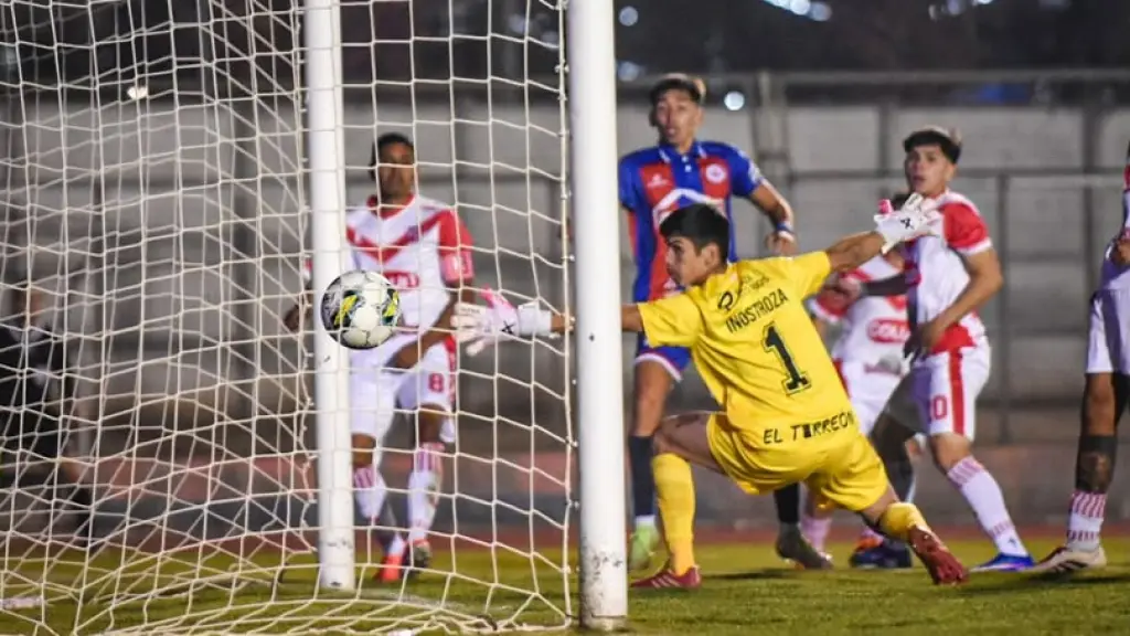El momento justo del primer gol en la fría tarde otoñal, el primero de Iberia en los pies de Diego Muñoz, La Tribuna
