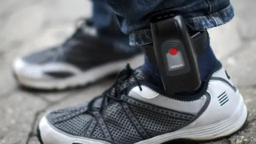 Fútbol rural de Biobío abre debate por permitir jugadores con tobillera electrónica