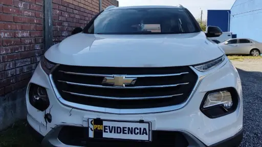 Arrestan a pareja que circulaba en vehículo con patente adulterada en Villarica