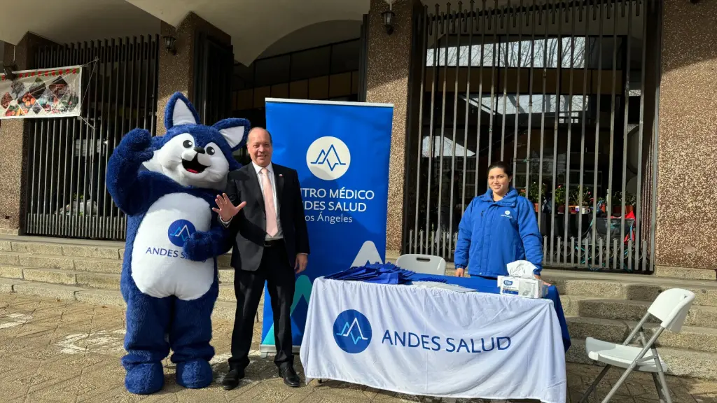 El delegado presidencial provincial, Juan Pablo Mellado, visitando el stand preventivo de Andes Salud en la Feria Biobío Campesina. | Andes Salud