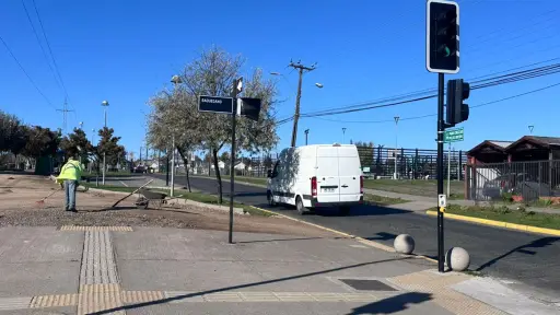 Cambio de sentido en calles de Los Ángeles sigue en proceso: señales de tránsito se mantienen cubiertas