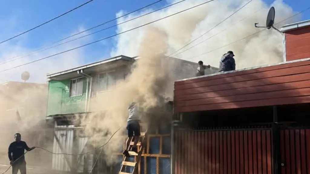Cuatro carros de Bomberos de Mulchén combaten incendio en vivienda , Reportero Mulchén
