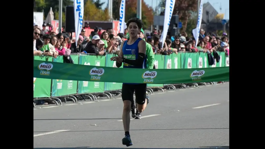 Nicolás Araya celebra su destacada actuación en los 5K de la Corrida MILO en Concepción, donde brilló con un segundo lugar general y el triunfo en su categoría, La Tribuna