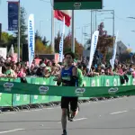 Nicolás Araya celebra su destacada actuación en los 5K de la Corrida MILO en Concepción, donde brilló con un segundo lugar general y el triunfo en su categoría, La Tribuna