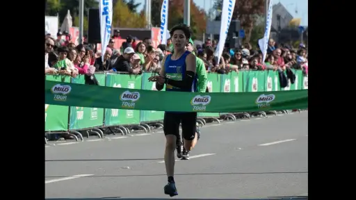 Talento de Antuco se hace gigante: Nicolás Araya deslumbró en los 5K de la Corrida Milo