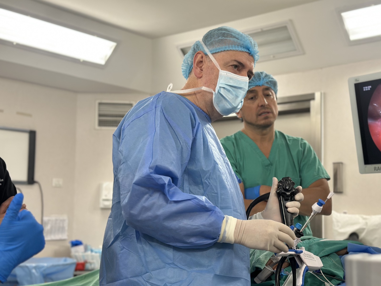 El procedimiento es liderado por el Dr. Ernesto Hinrichs, cirujano endoscopista de Clínica Andes Salud Concepción. / Andes Salud