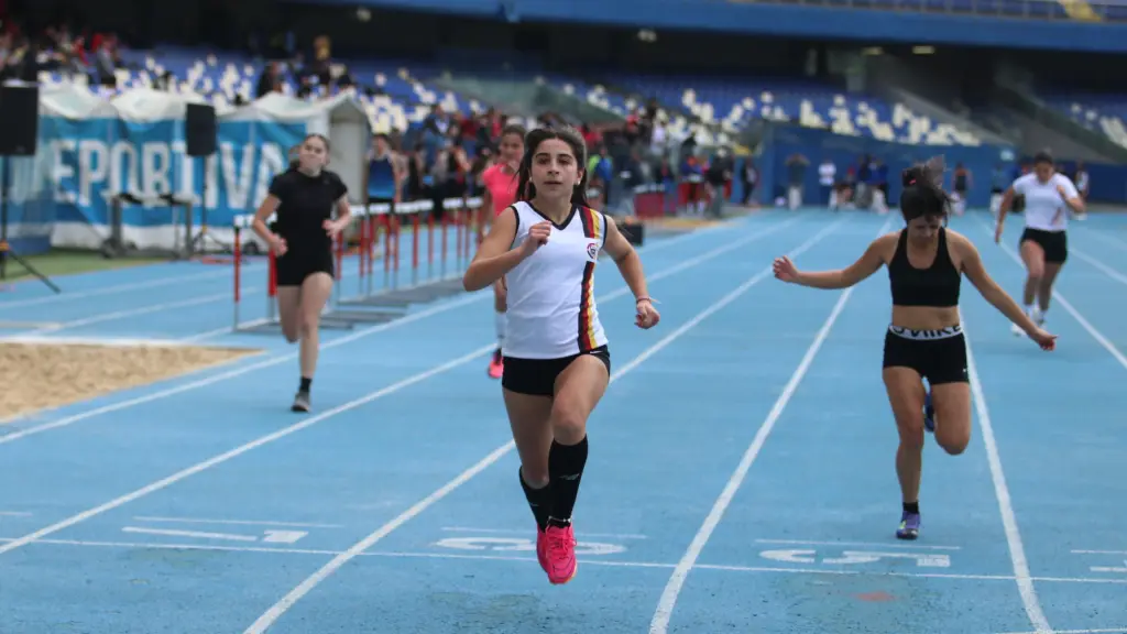 Cerca de 300 jóvenes atletas dieron vida al inicio de los Juegos Deportivos Escolares en el Estadio Ester Roa Rebolledo, La Tribuna