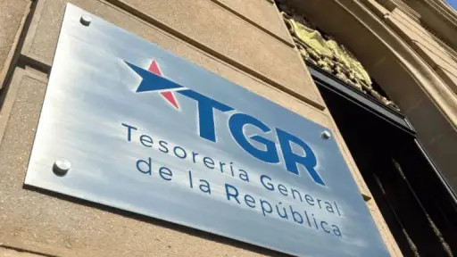 Tesorería General de la República inicia embargos a deudores CAE con ingresos sobre \\$5 millones: hay más de 1.300 casos