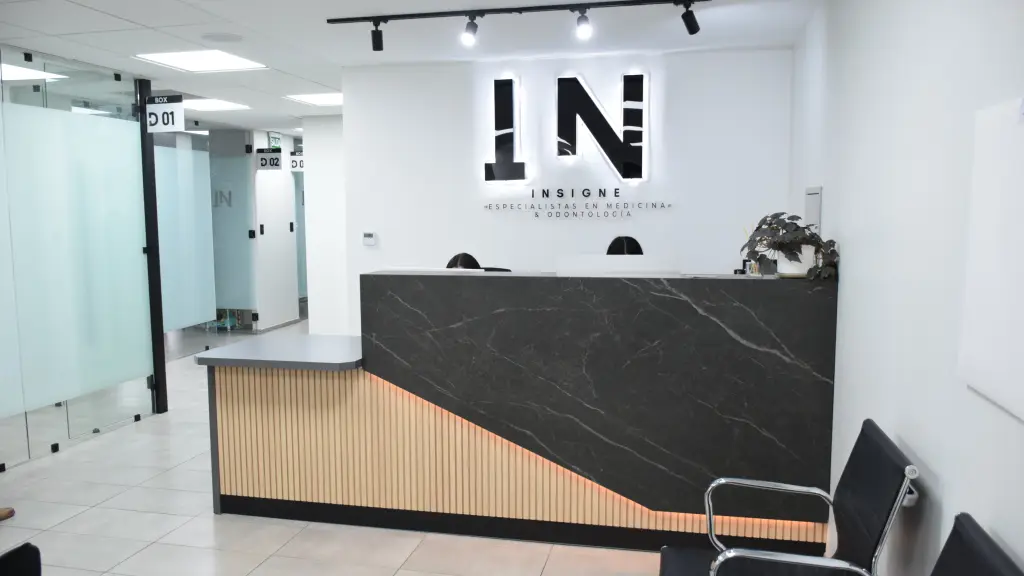 El diseño de Insigne contempla una separación estricta de áreas clínicas para garantizar la asepsia en procedimientos complejos, tales como levantamientos de colgajo en cirugías bucales o intervenciones dermatológicas ambulatorias realizadas en su pabellón certificado.