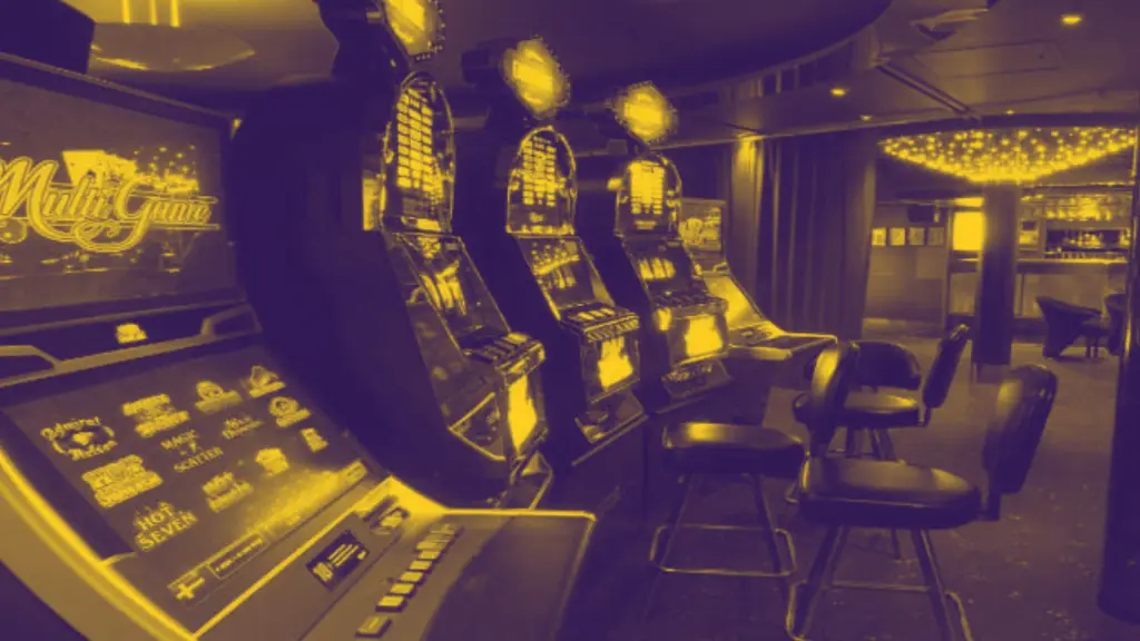 Sujeto causa millonarios daños a máquina tragamonedas en casino de Los Ángeles, La Tribuna 