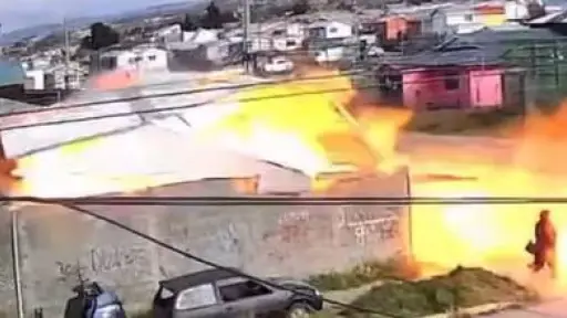 VIDEO: Explosión destruye taller mecánico en Punta Arenas: un hombre queda grave con el 75% de su cuerpo quemado