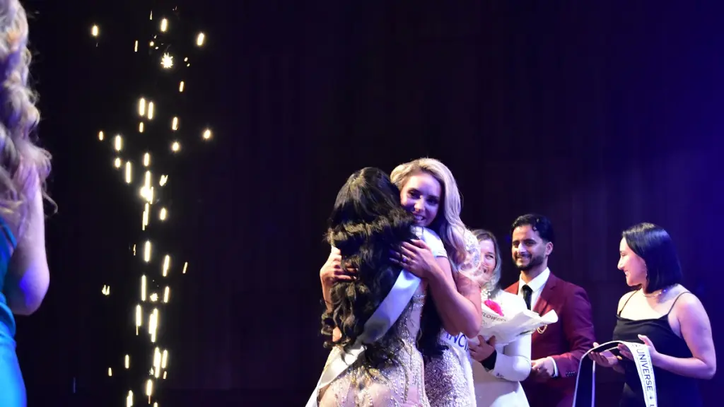 El abrazo de la primera finalista con la ganadora del Miss Universo Los Ángeles | Sebastián Lavoz