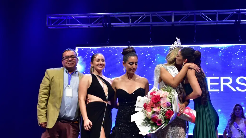 El equipo organizador junto a la ganadora | Sebastián Lavoz