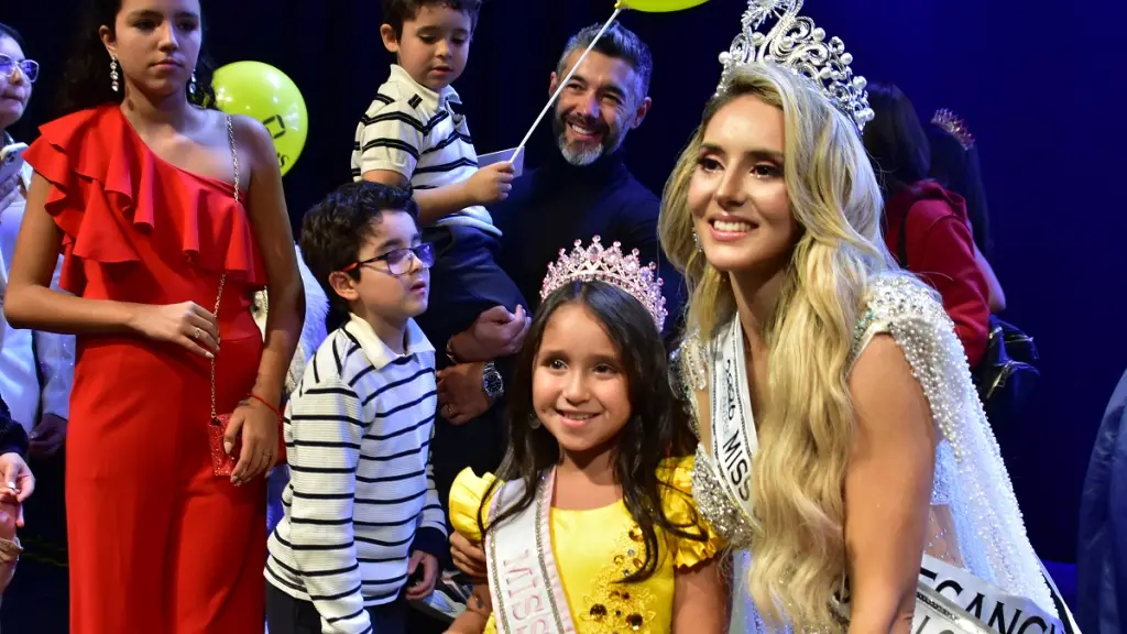 Mariane Kiss, Miss Universo Los Ángeles; junto a Florencia Montoya, Miss Mini Chile 2026 | Sebastián Lavoz