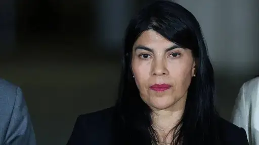 Justicia deja en libertad a estudiantes acusados de agredir a la ministra Ximena Lincolao: Quedaron con arraigo nacional y firma mensual