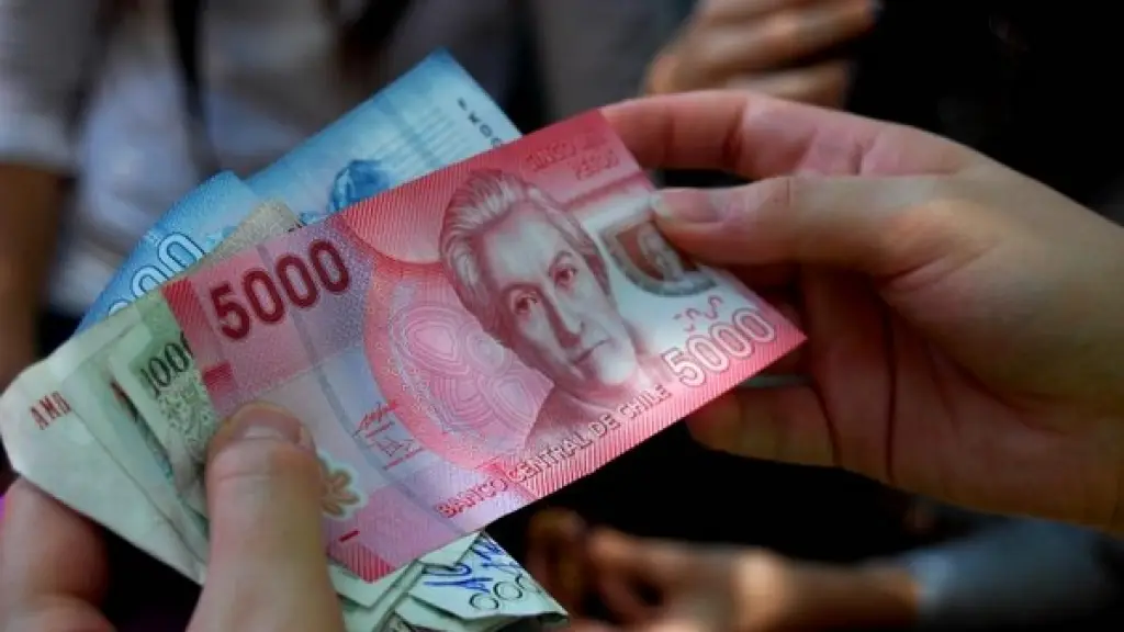 El incremento impacta directamente en créditos, arriendos y servicios indexados, encareciendo el costo de vida en Chile., contexto