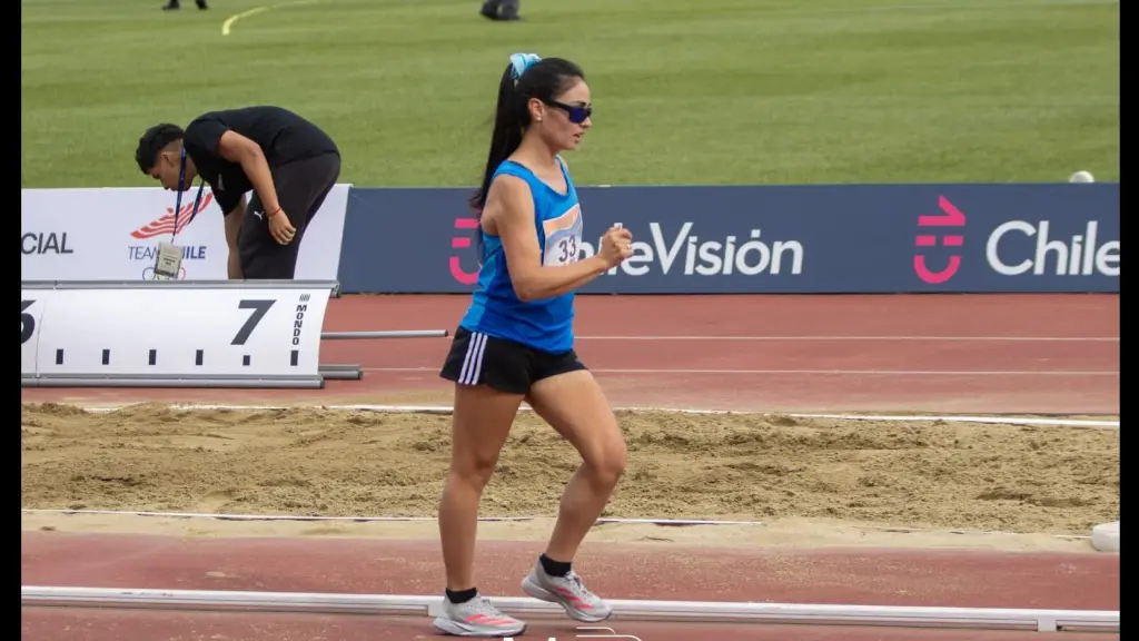 Anastasia Sanzana impone su ritmo en el Estadio Atlético Mario Recordón y celebra un nuevo triunfo en los 5.000 metros marcha del Continental Tour Orlando Guaita 2026, consolidándose a nivel nacional de la disciplina, La Tribuna