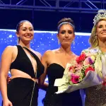 Geraldine Navarrete, parte del equipo organizador; Paulina Méndez, directora del Miss Universo Los Ángeles, quien proyecta nuevas versiones del certamen en la comuna; y Mariane Kiss, la flamante ganadora., Sebastián Lavoz