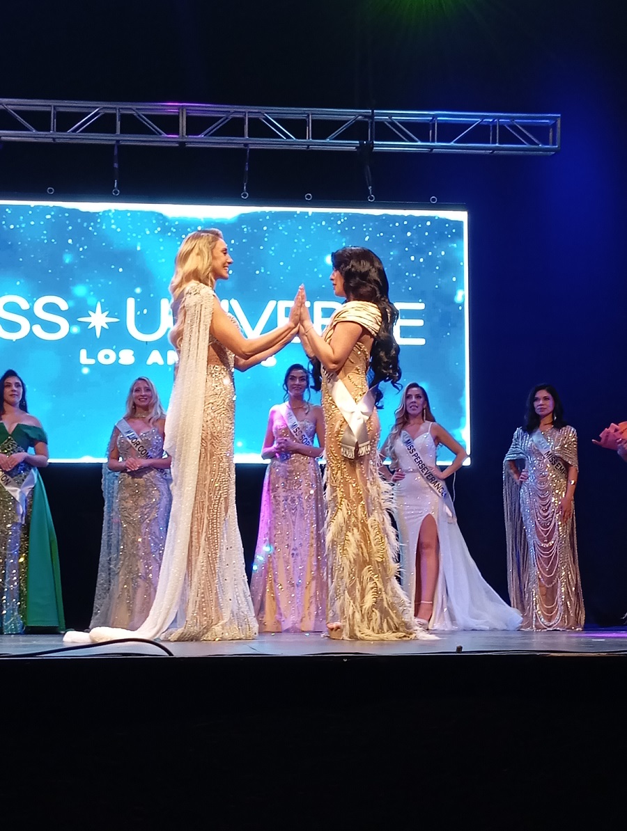 Instante previo a la definición del certamen, cuando las finalistas permanecen en el escenario a la espera del anuncio de la ganadora. / Nicolás Maureira | La Tribuna