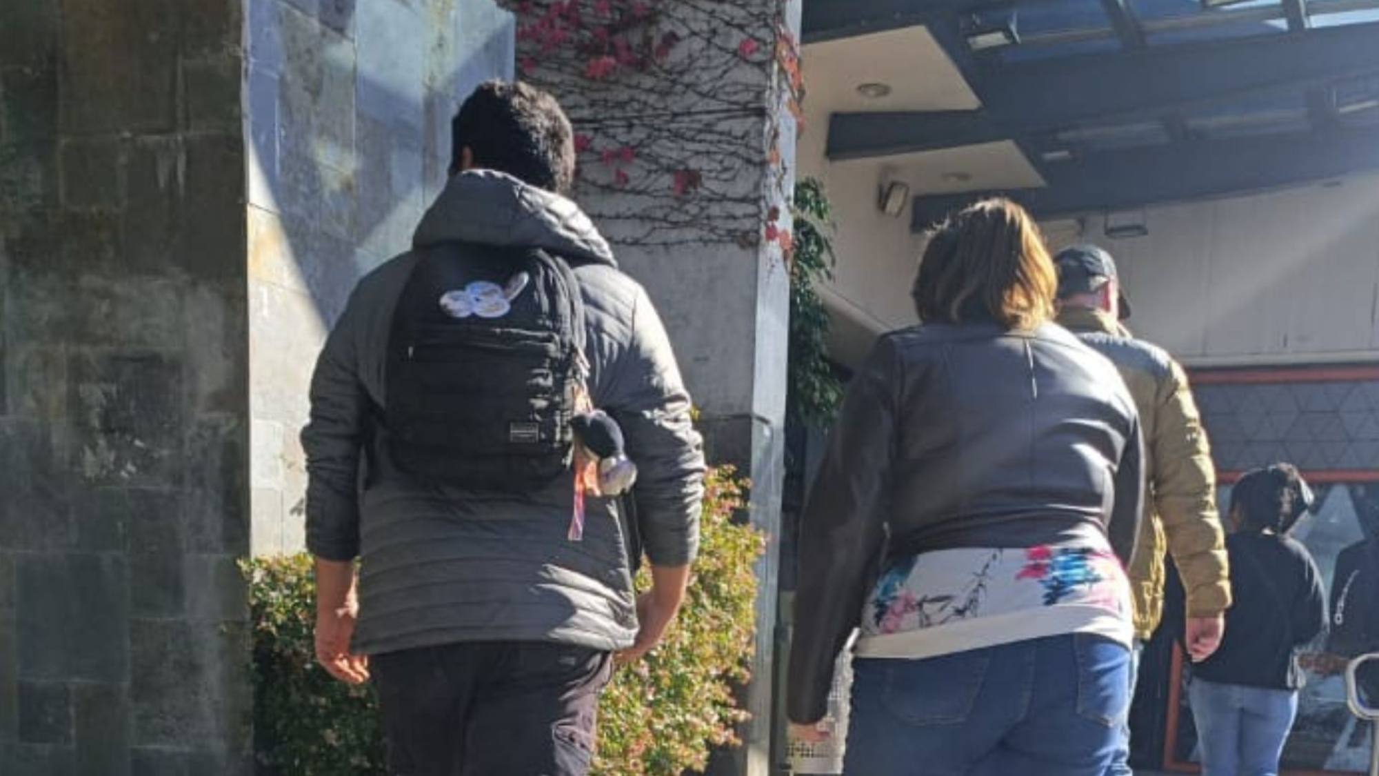 Joven reportada como desaparecida fue encontrada en mall de Los Ángeles junto a un desconocido