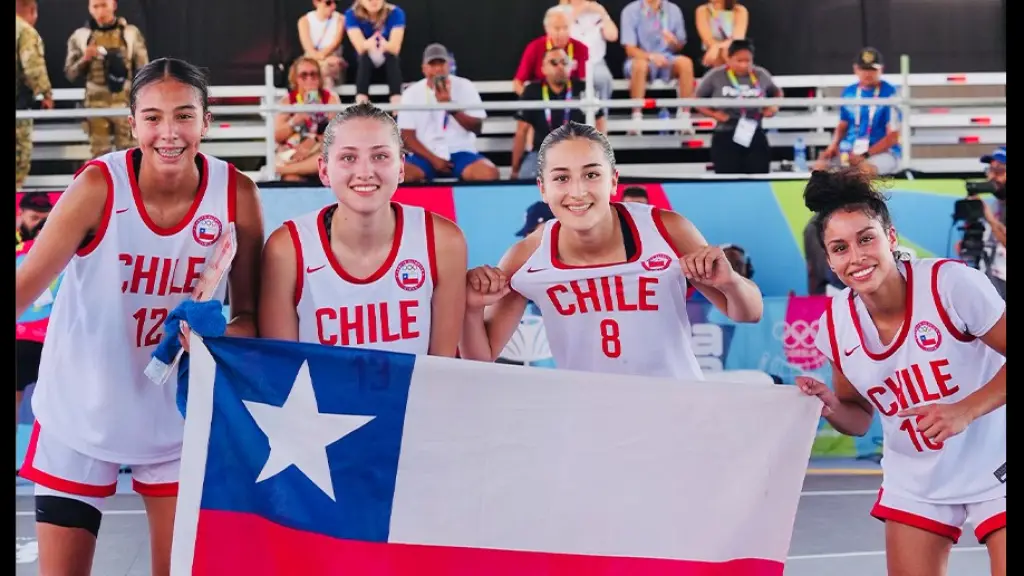 Agustina (13) y Constanza Mella (8) celebran junto al Team Chile la medalla de oro en el básquetbol 3x3 femenino en Panamá 2026, tras un dramático triunfo ante Paraguay que sellaron en el último segundo, La Tribuna