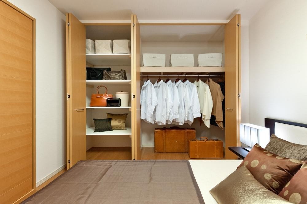 La humedad es uno de los enemigos principales de un armario bien organizado. / Shutterstock