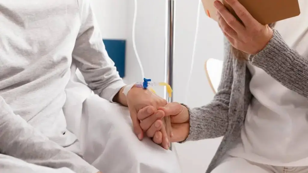 La medida permitirá ampliar la capacidad hospitalaria y ordenar listas de espera con criterios de riesgo y urgencia., contexto