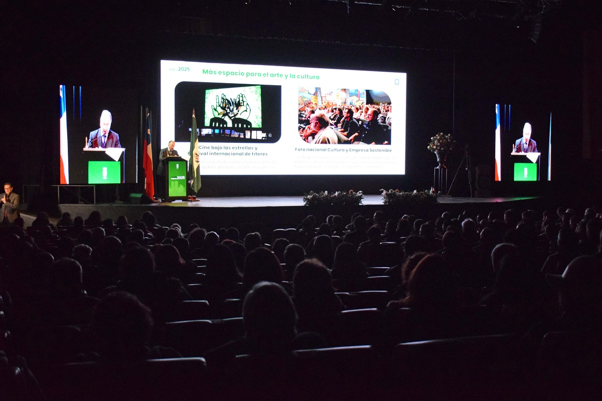 Presentación con láminas proyectadas acompañó la exposición del balance municipal durante la Cuenta Pública 2025 en el Teatro Municipal de Los Ángeles. / Fredy Muñoz | La Tribuna