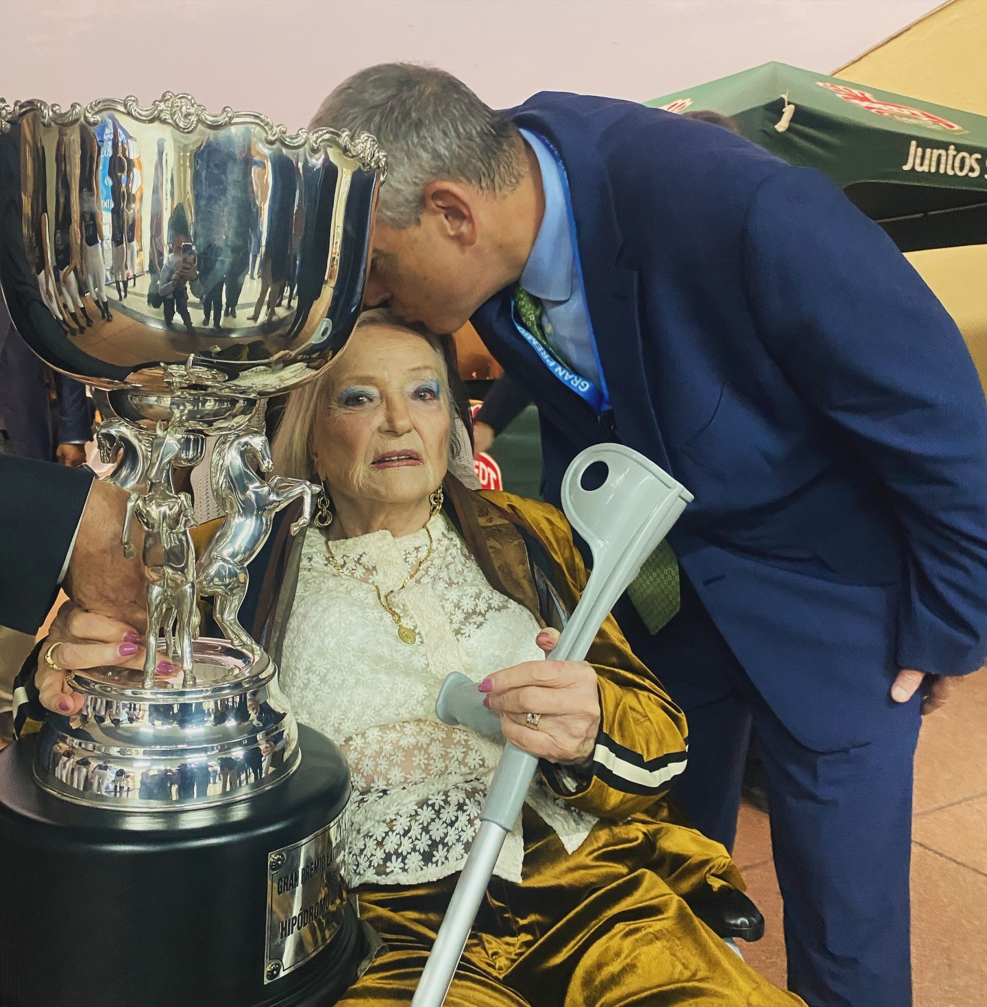 Liliana Solari Falabella, heredera de un amor por los caballos, recibe la copa del Gran Premio Latinoamericano junto al beso emocionado de su hijo Carlos Heller / La Tribuna