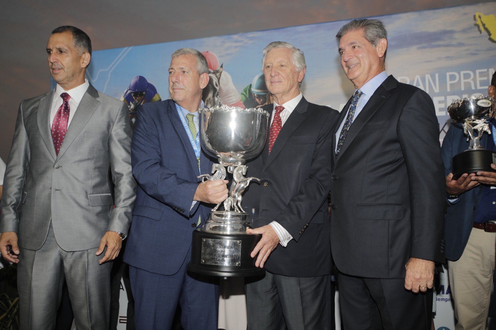 El momento de la entrega del trofeo en Lima / La Tribuna