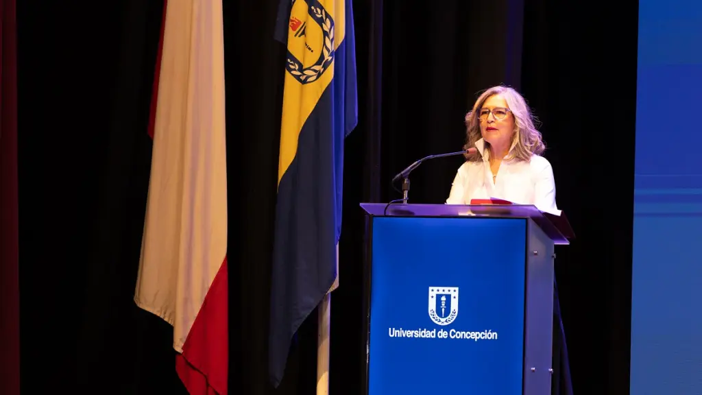 Jacqueline Sepúlveda Carreño recibió la medalla rectoral durante la ceremonia oficial realizada por el aniversario número 107 de la universidad., Universidad de Concepción 