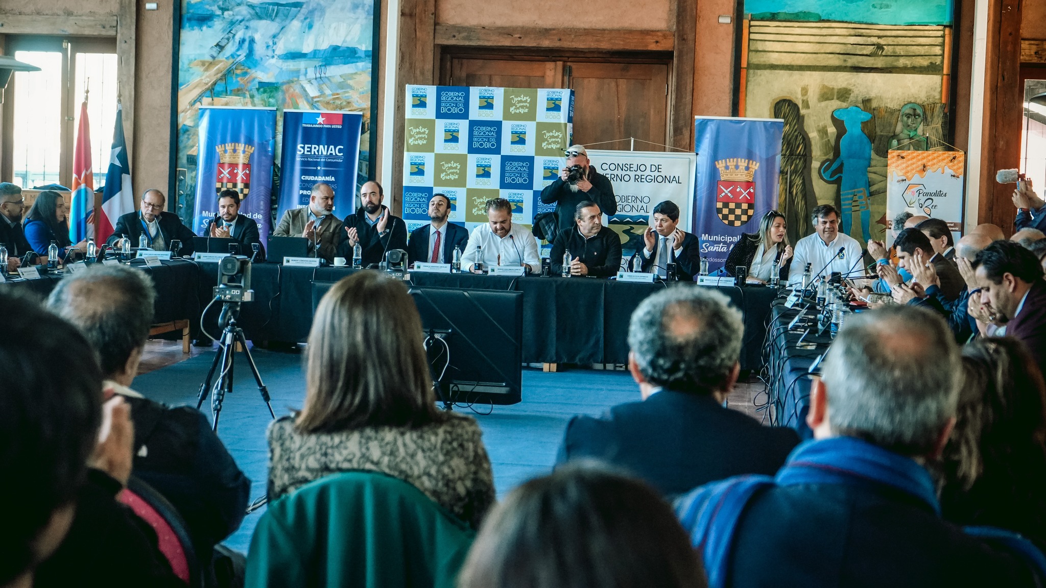 El gobernador regional Sergio Giacaman destacó públicamente el liderazgo del jefe comunal en la recuperación de la iniciativa. / Municipalidad de Laja