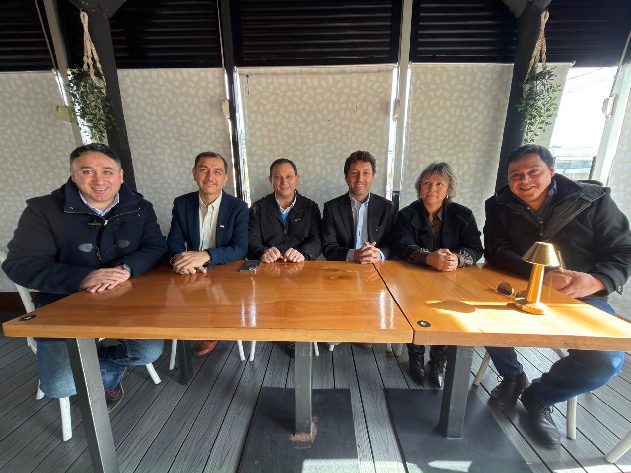 Encuentro reunió a dirigentes de la Unión Demócrata Independiente en Los Ángeles. / Cedida