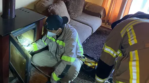Segunda Compañía de Bomberos de Nacimiento culmina operativo de limpieza de cañones de estufa en 56 viviendas