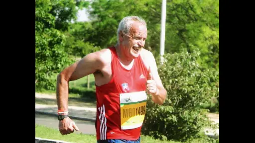 Deportista angelino de 75 años suma nuevos triunfos en el atletismo máster nacional