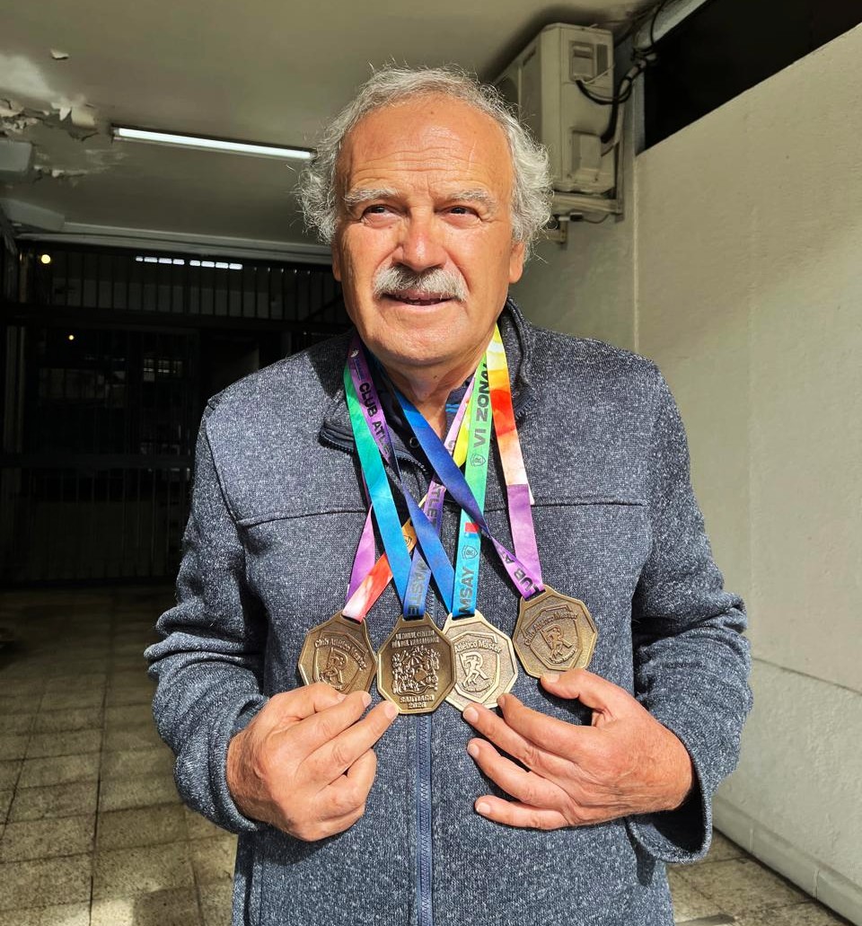 Alejandro Bustamante continúa desafiando al tiempo y sumando títulos en el atletismo máster nacional, transformándose en un ejemplo de perseverancia y superación para el deporte angelino / La Tribuna