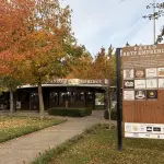 El paseo Arte Emprende se ubica en avenida Ricardo Vicuña y reúne locales de artesanos y emprendedores de la comuna., Municipalidad de Los Ángeles