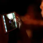 móvil, teléfono, cámara, comunicación, teléfonos celulares, teléfonos móviles, electrónico, en el telefono, comunicar, niño, pantalla, smartphone, tecnología, mano, celda, información, negro de la tecnología, teléfono negro, cámara negra, negro móvil, comunidad negra, comunicación negro, negro de la información, negro smartphone, Pixabay