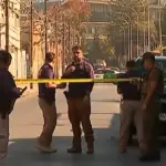 Efectivos de la Brigada de Homicidios de la PDI realizan las primeras diligencias en el lugar del crimen, a escasos metros de la Vega Central., 24Horas
