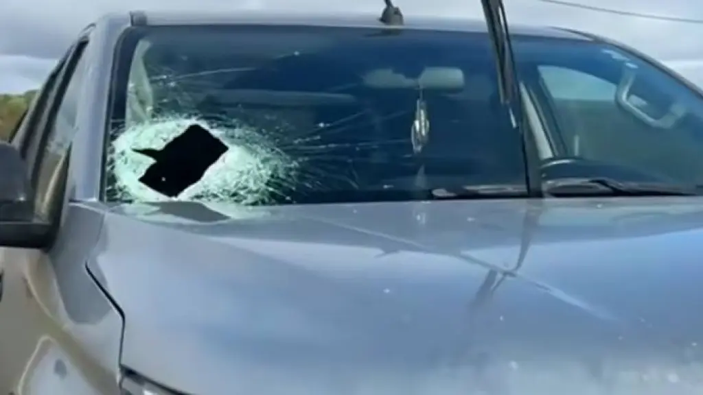 La víctima viajaba como copiloto cuando un trozo de metal cayó sobre el vehículo, provocándole daños severos., Cedida