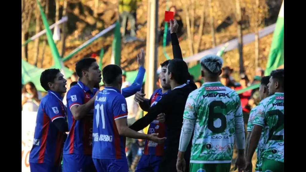 El partido terminó con las pulsaciones a mil, con tres expulsados en Iberia, La Tribuna