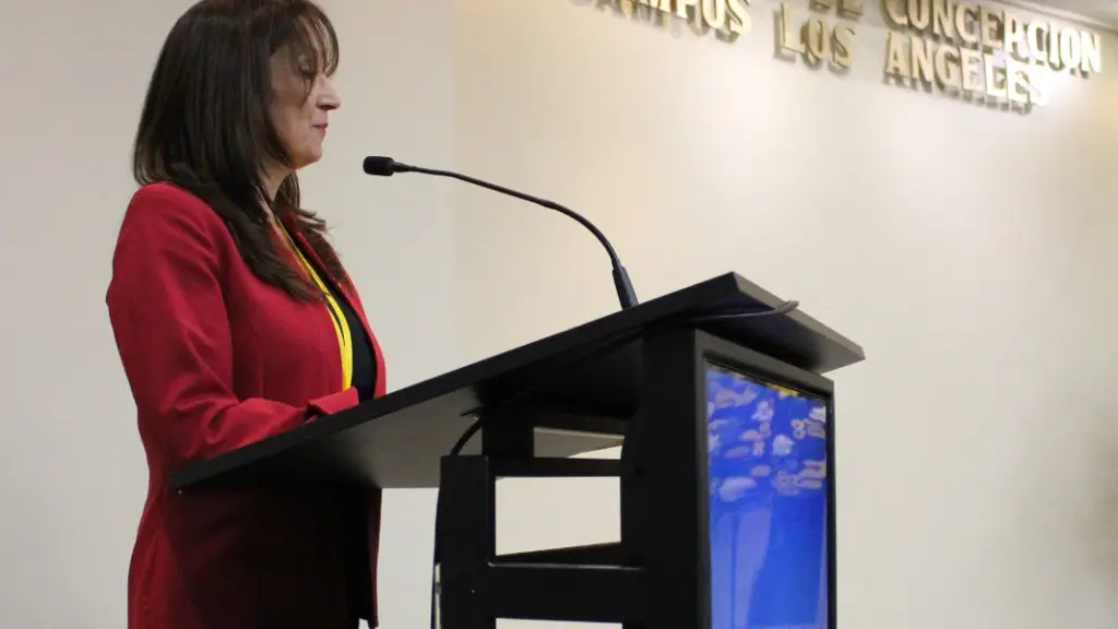 Jannette Parra, realizó discurso en representación de las funcionarias y funcionarios que cumplieron 25 y 30 años de carrera funcionaria.  | Universidad de Concepción