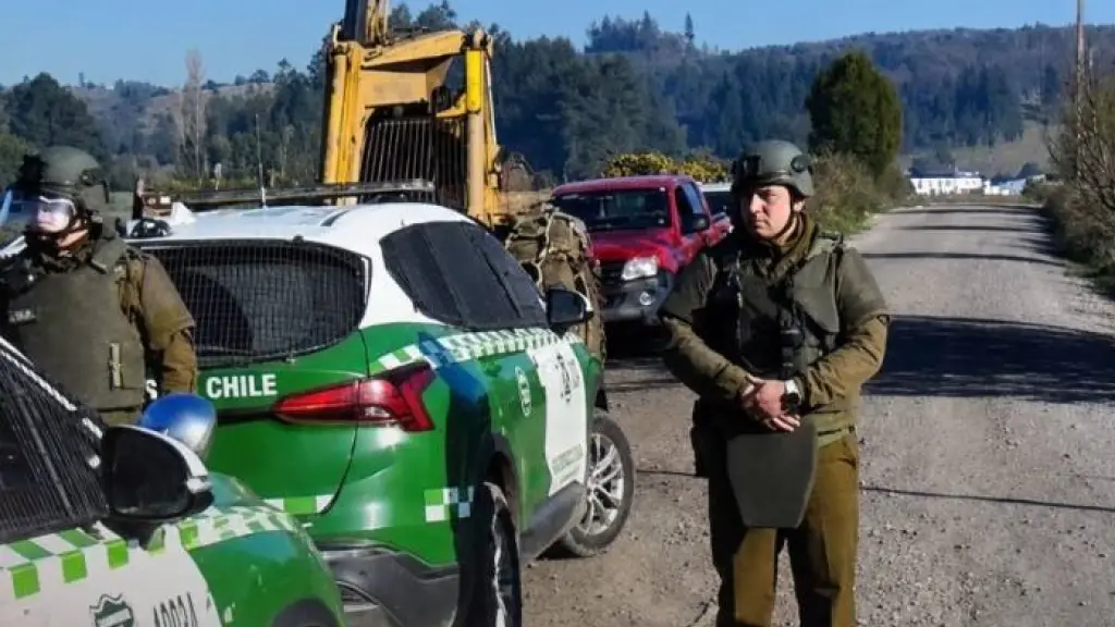 Bomberos debió esperar que Carabineros declarara segura el área para poder ingresar a combatir las llamas., Cedida