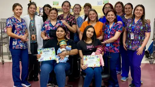 Entre aplausos y emoción: Neonatología del Hospital de Los Ángeles celebró alta de dos prematuros