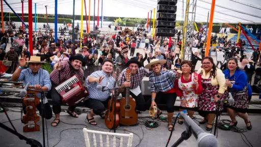 Los Rotitos de Nacimiento posicionan el folclore campesino en el escenario más grande de Chile