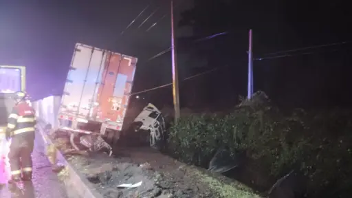 Trágico accidente de camión en Ruta 5 Sur: Conductor fallece tras perder el control bajo la lluvia en Bulnes