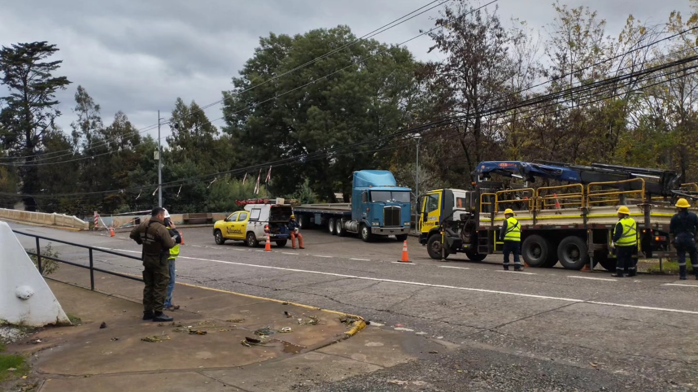Reposición de poste chocado en acceso a Mulchén / Municipalidad de Mulchén