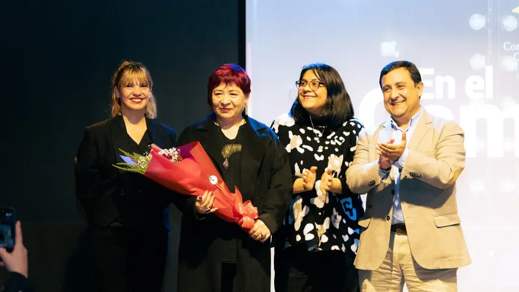 Mariela Belmar recibió un reconocimiento encabezado por la gerencia de la Corporación Cultural Municipal de Los Ángeles y la directora de la Escuela de Teatro de la entidad durante las actividades por el Día Nacional del Teatro., Corporación Cultural Municipal de Los Ángeles