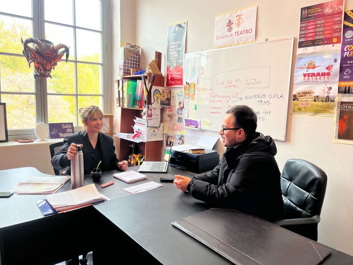 Durante recorrido por el Centro Cultural, la directora de la Escuela de Teatro expuso detalles del trabajo que se proyecta para este periodo. / Cedida