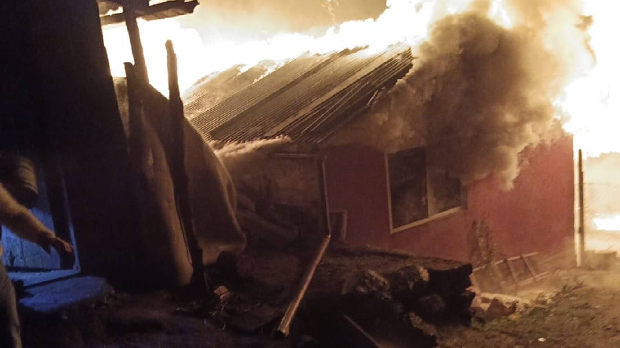 Mujer embarazada fue atendida de urgencia tras incendio con pérdida total en Nacimiento